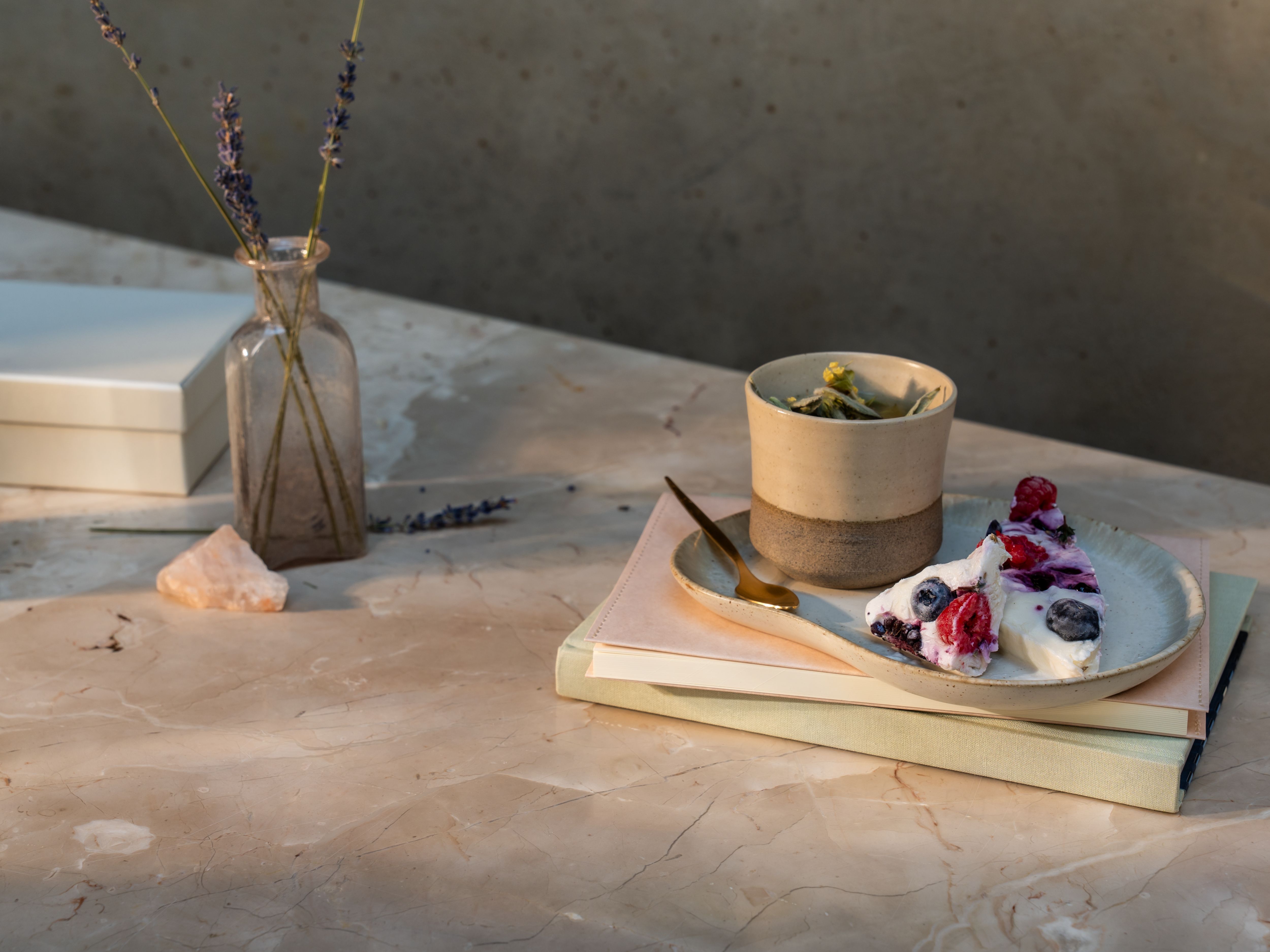 Frossen yoghurtbark med lavendel, bær og lønnesirup