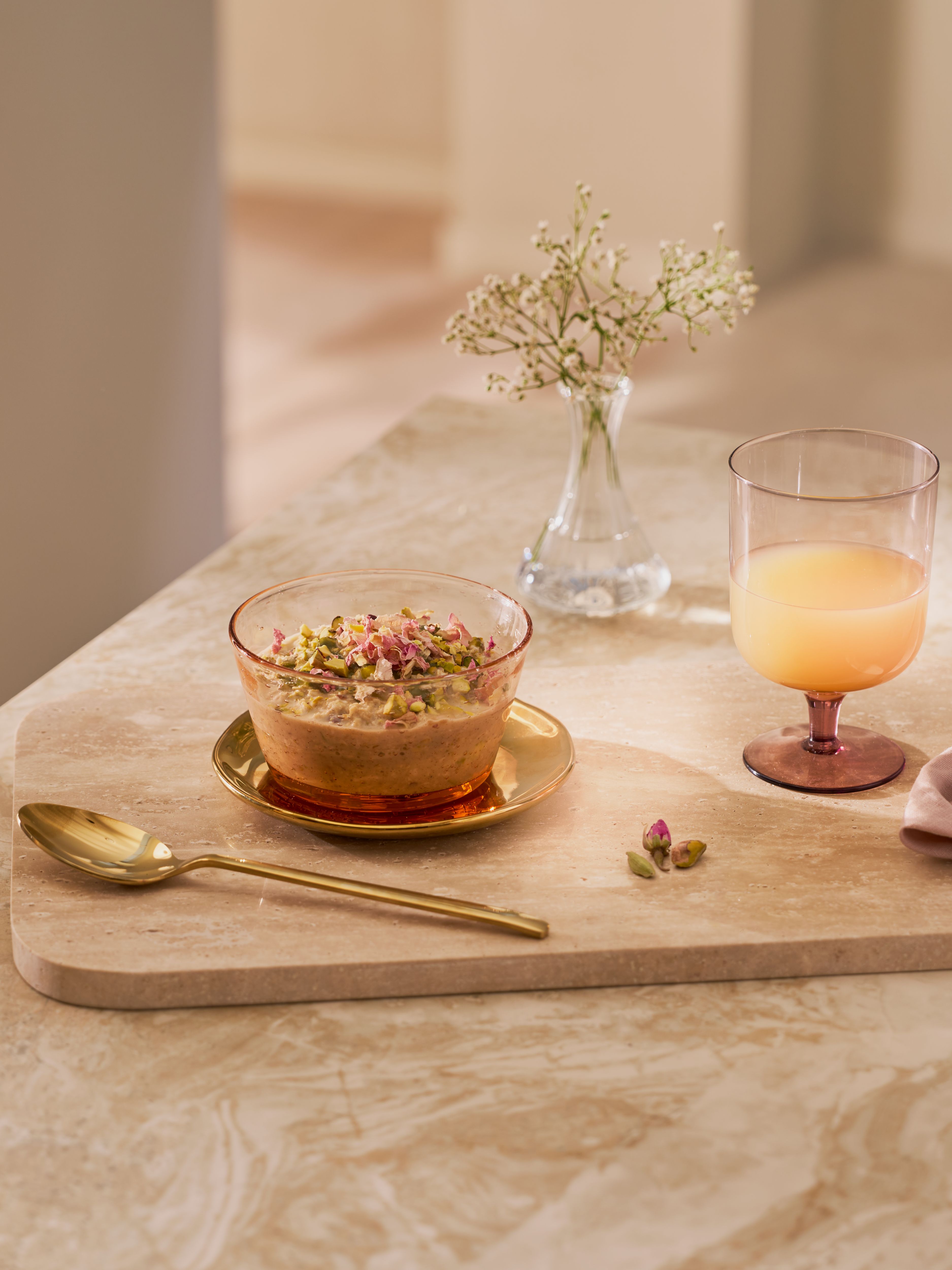 Para preparar la noche antes: avena con pistacho, coco y cardamomo 