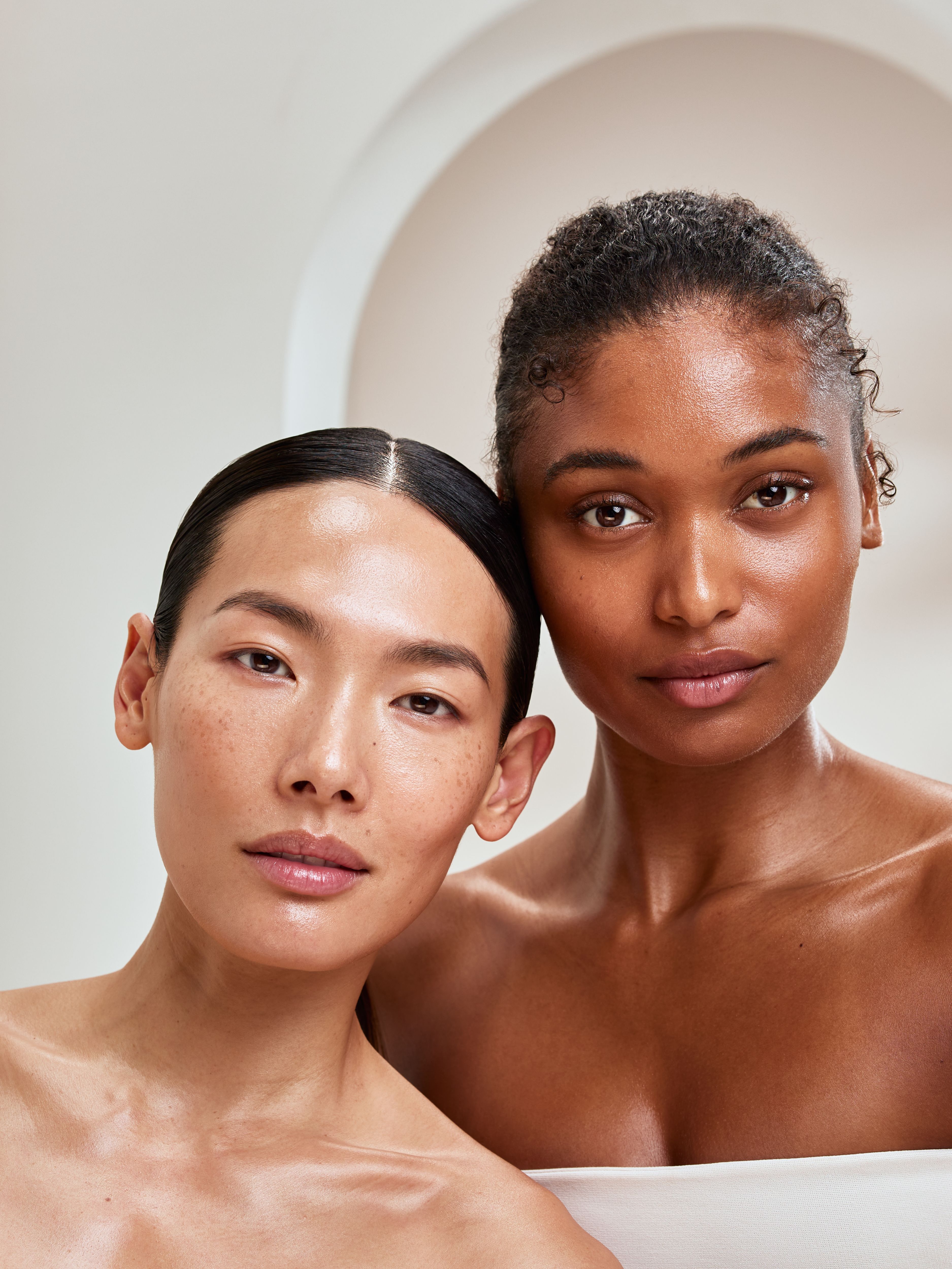 Resplandecência estival: como dominar naturalmente o look de aspeto molhado